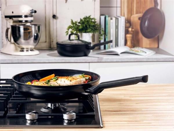 Grote foto bk easy induction ceramic koekenpan 28 cm pfas vrij krasjes bovenrand zie foto huis en inrichting kookgerei