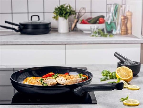 Grote foto bk easy induction ceramic koekenpan 28 cm pfas vrij krasjes bovenrand zie foto huis en inrichting kookgerei