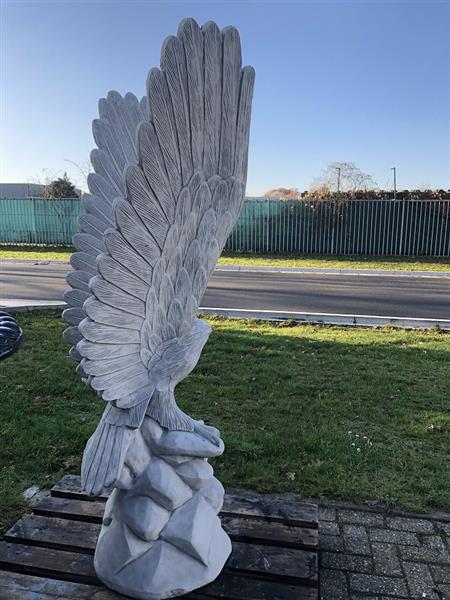 Grote foto werkelijk facinerend massief gegoten stenen beeld van een adelaar die wil opvliegen fraai tuin en terras tuindecoratie