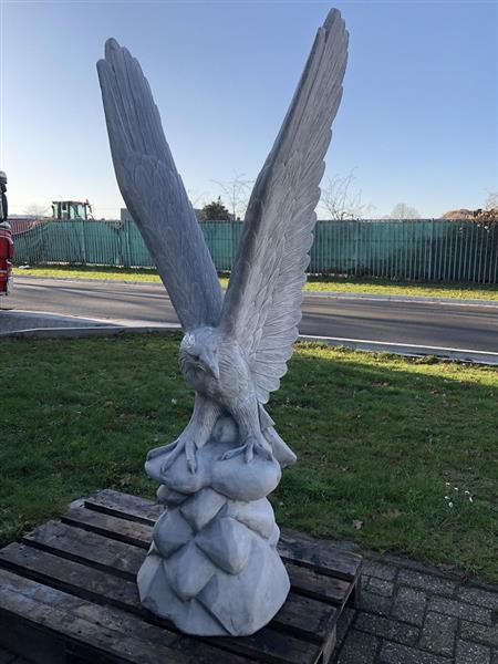 Grote foto werkelijk facinerend massief gegoten stenen beeld van een adelaar die wil opvliegen fraai tuin en terras tuindecoratie