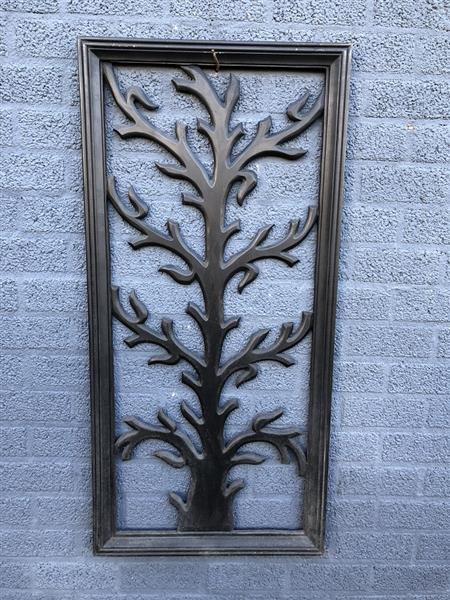 Grote foto prachtig wandornament koloniaal hout gesneden boom bruin zwart zeer fraai. tuin en terras tuindecoratie