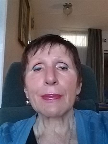 Grote foto vrouw 74 zoekt man voor vriendschaap en l relatie contacten en berichten vrouw zoekt man
