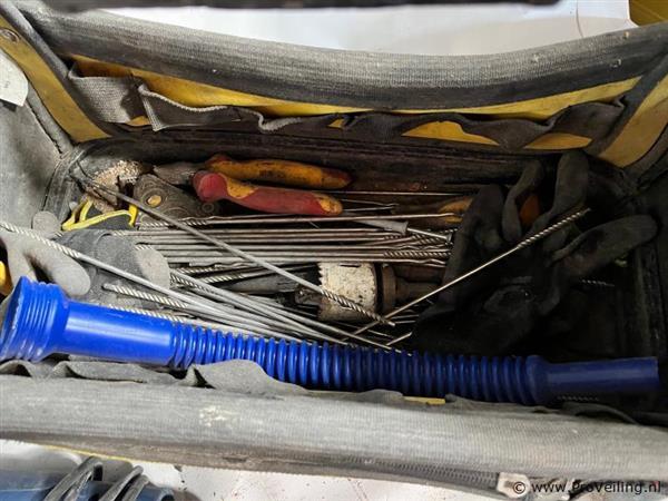Grote foto online veiling gereedschapstas met o.a. zaag doe het zelf en verbouw gereedschappen en machines