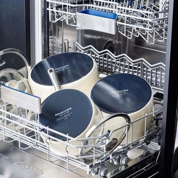 Grote foto kitchenaid steel core enamel kookpan 20cm 3 7l amandelwit inductie pfas vrij huis en inrichting kookgerei