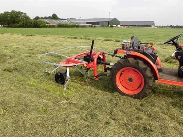 Grote foto jar met hooischudder 2.70 mtr agrarisch harken