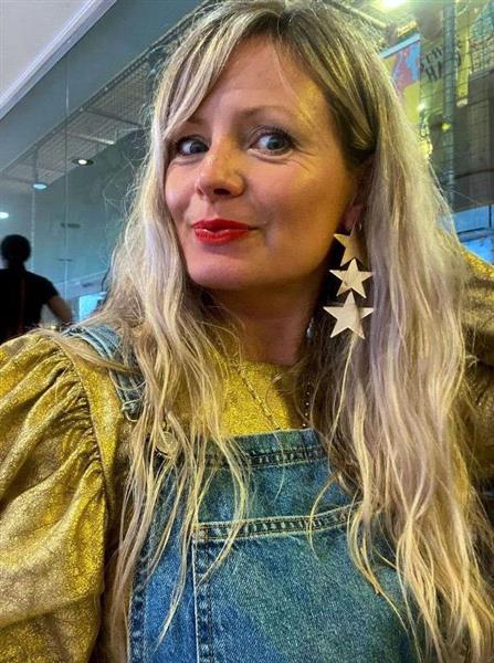 Grote foto elegante vrouw zoekt charmante man contacten en berichten vrouw zoekt man