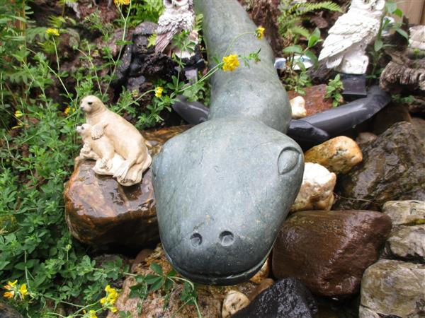 Grote foto stenen slang tuin en terras tuinbeelden en tuinkabouters