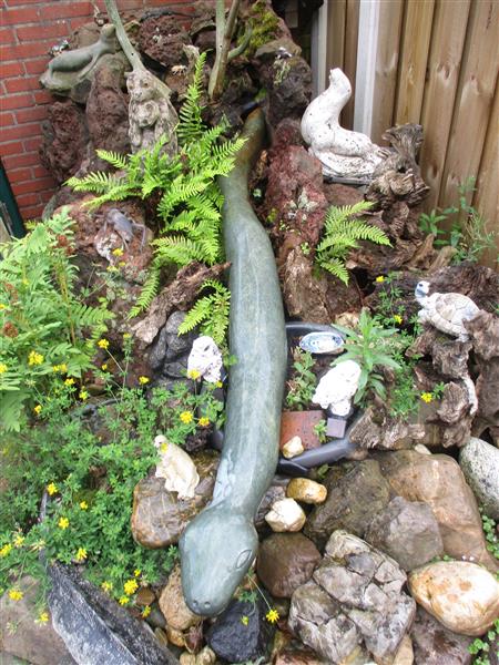 Grote foto stenen slang tuin en terras tuinbeelden en tuinkabouters