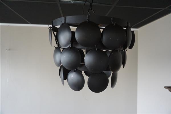 Grote foto hanglamp zwart schijfjes tweede kansje huis en inrichting woningdecoratie
