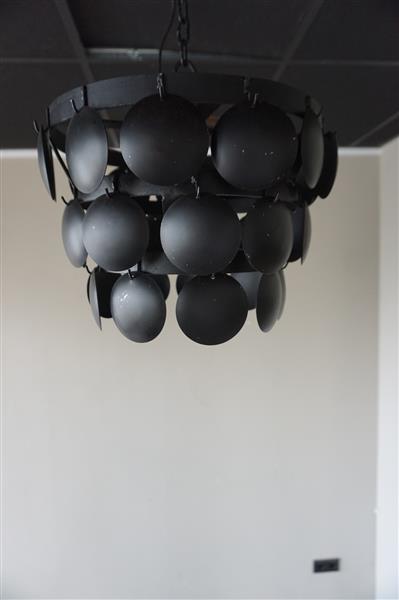 Grote foto hanglamp zwart schijfjes tweede kansje huis en inrichting woningdecoratie
