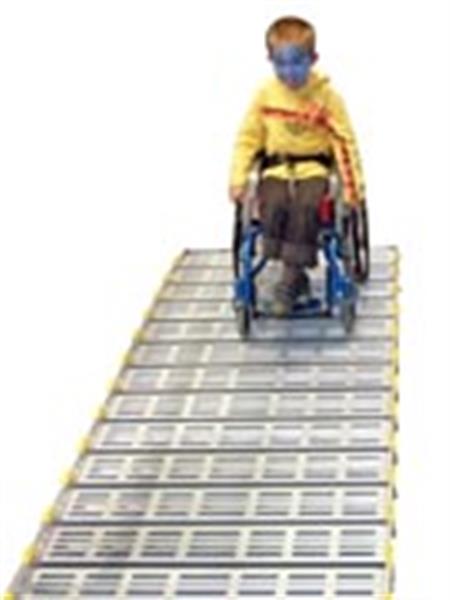 Grote foto oprolbare oprit rolweg. diversen rolstoelen