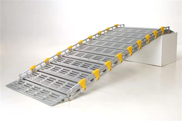 Grote foto oprolbare oprit rolweg. diversen rolstoelen