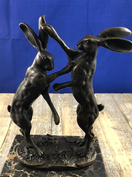Grote foto bronzen beeld van 2 speelse hazen op marmer base. tuin en terras tuindecoratie