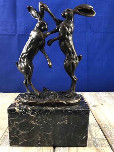 Grote foto bronzen beeld van 2 speelse hazen op marmer base. tuin en terras tuindecoratie