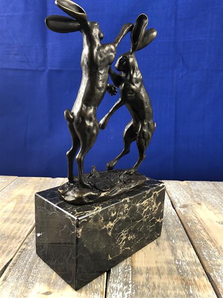 Grote foto bronzen beeld van 2 speelse hazen op marmer base. tuin en terras tuindecoratie