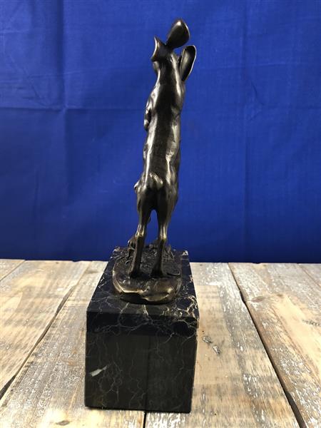Grote foto bronzen beeld van 2 speelse hazen op marmer base. tuin en terras tuindecoratie