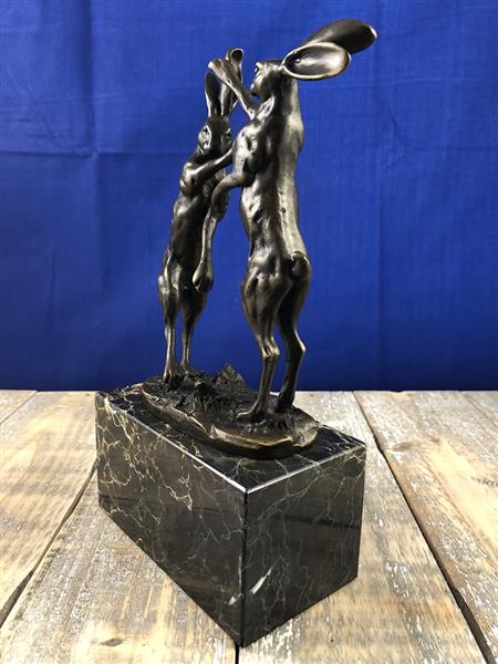 Grote foto bronzen beeld van 2 speelse hazen op marmer base. tuin en terras tuindecoratie