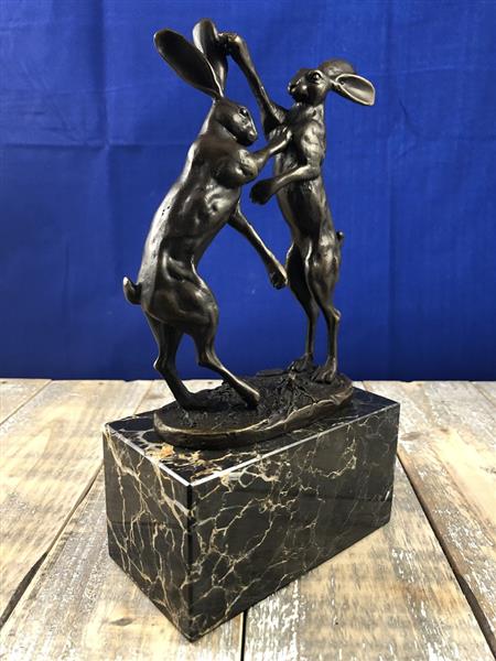 Grote foto bronzen beeld van 2 speelse hazen op marmer base. tuin en terras tuindecoratie