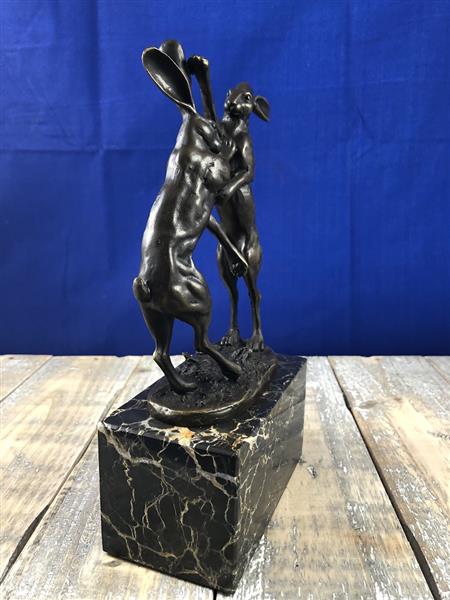 Grote foto bronzen beeld van 2 speelse hazen op marmer base. tuin en terras tuindecoratie