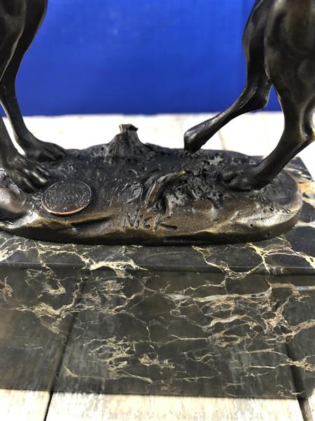 Grote foto bronzen beeld van 2 speelse hazen op marmer base. tuin en terras tuindecoratie