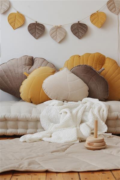 Grote foto velvet kussen leaf donker beige moi mili blad donkerbeige kinderen en baby complete kinderkamers