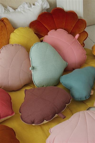 Grote foto velvet kussen leaf donker beige moi mili blad donkerbeige kinderen en baby complete kinderkamers