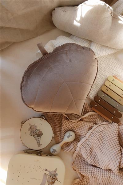 Grote foto velvet kussen leaf donker beige moi mili blad donkerbeige kinderen en baby complete kinderkamers