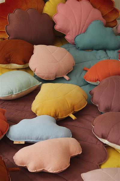 Grote foto velvet kussen leaf donker beige moi mili blad donkerbeige kinderen en baby complete kinderkamers