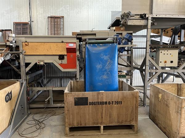 Grote foto total systems bercomex potveer 160 cm brede kistensorteerlijn voor bloembollen aardappels uien en agrarisch tuinbouw