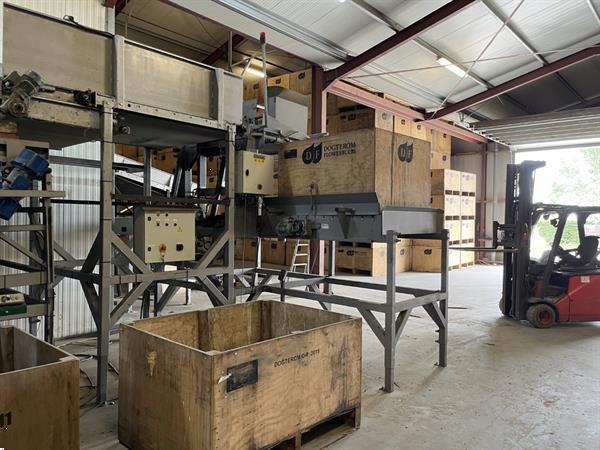 Grote foto total systems bercomex potveer 160 cm brede kistensorteerlijn voor bloembollen aardappels uien en agrarisch tuinbouw