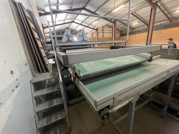 Grote foto total systems bercomex potveer 160 cm brede kistensorteerlijn voor bloembollen aardappels uien en agrarisch tuinbouw