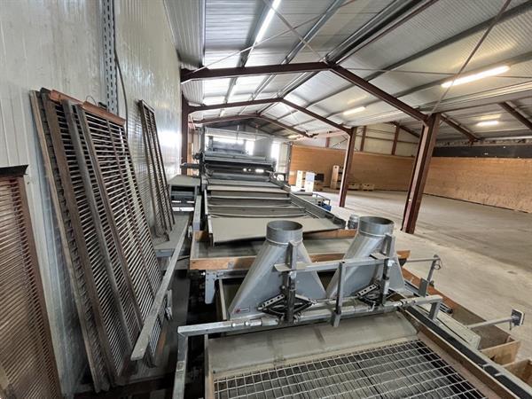 Grote foto total systems bercomex potveer 160 cm brede kistensorteerlijn voor bloembollen aardappels uien en agrarisch tuinbouw