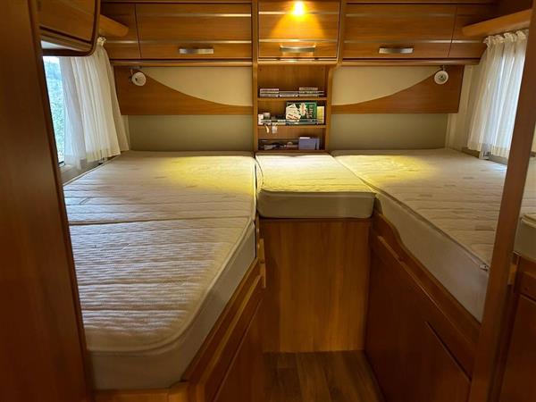 Grote foto hymer mercedes benz mlt 580 jaar 2014 caravans en kamperen stacaravans