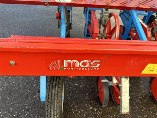 Grote foto mas plantmachine met 2 rijen agrarisch zaaimachines