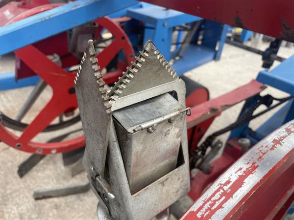 Grote foto mas plantmachine met 2 rijen agrarisch zaaimachines