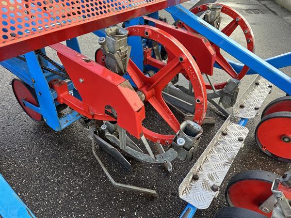 Grote foto mas plantmachine met 2 rijen agrarisch zaaimachines
