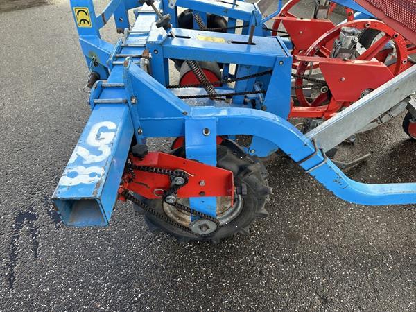 Grote foto mas plantmachine met 2 rijen agrarisch zaaimachines