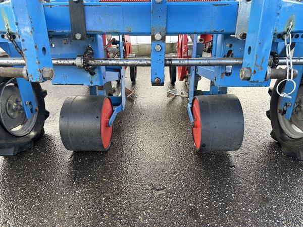 Grote foto mas plantmachine met 2 rijen agrarisch zaaimachines