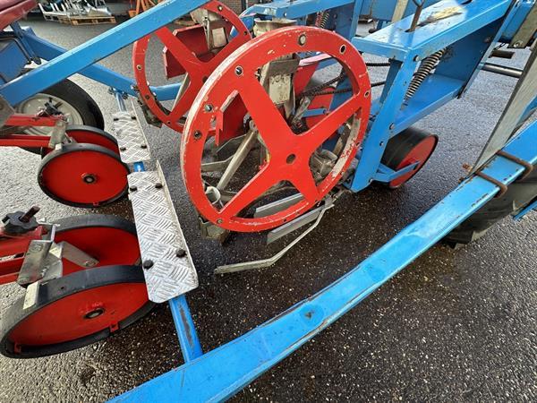 Grote foto mas plantmachine met 2 rijen agrarisch zaaimachines