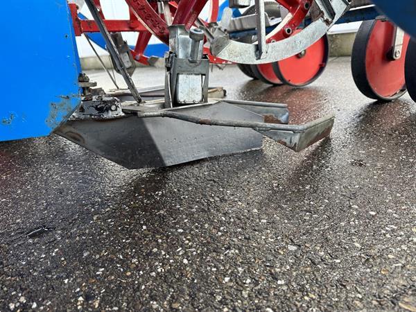 Grote foto mas plantmachine met 2 rijen agrarisch zaaimachines