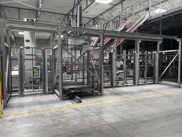 Grote foto sorma lege palletvoorraad met portaal en shuttle agrarisch tuinbouw