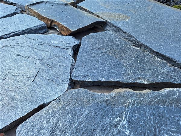 Grote foto karystos black flagstones 3 5 cm dik tuin en terras tegels en terrasdelen