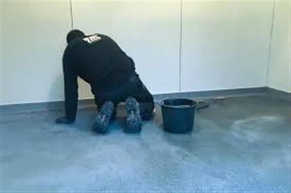 Grote foto vloeistofdichte vloeren in een dag gemaakt diensten en vakmensen autopoetsers en wassers