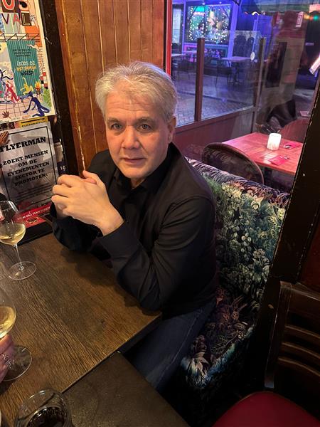 Grote foto samen oud worden en met elkaar genieten contacten en berichten man zoekt vrouw