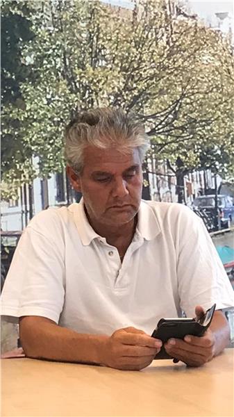 Grote foto samen oud worden en met elkaar genieten contacten en berichten man zoekt vrouw