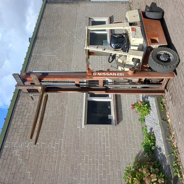 Grote foto nissan eh02a25 diesel heftruck agrarisch heftrucks