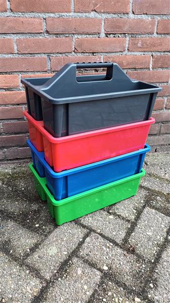 Grote foto nieuwe poetsbakken in diverse kleuren dieren en toebehoren stalling en weidegang