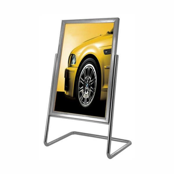 Grote foto afzetpalen met banner beursscherm zakelijke goederen winkel en inventaris