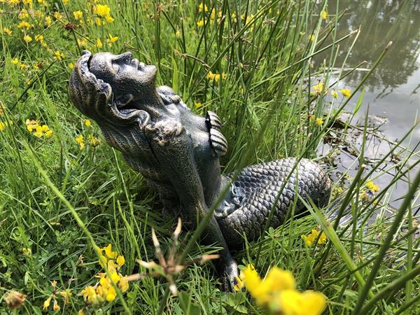 Grote foto prachtige zeemeermin cast iron brons messing beeld. tuin en terras tuindecoratie