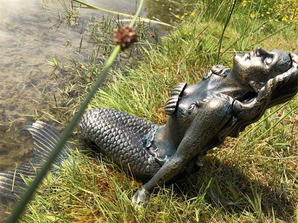 Grote foto prachtige zeemeermin cast iron brons messing beeld. tuin en terras tuindecoratie
